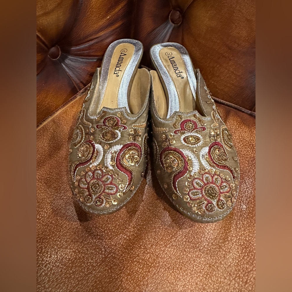 🔴EUC AMANDA BOHIMIAN  SILK Embroidered Tan and Red Mules